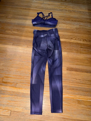 Reebok αθλητικό σετ μέγεθος small σαν καινούργιο, άσπρο και μωβ