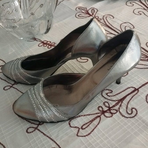 Ellen silver matte satin pumps like new with 4 rows of rhinestones size 40.5