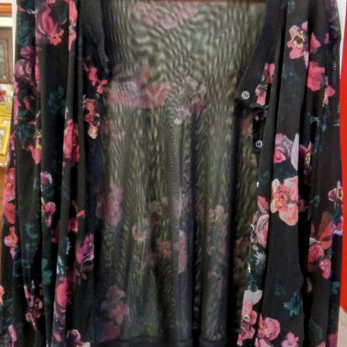 Cardigan like new with buttons very elastic floral size XL