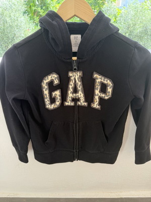 GAP Kids φούτερ με κουκούλα και φερμουάρ σαν καινούργιο, μέγεθος 8 ετών, μαύρο με λεοπάρ λογότυπο