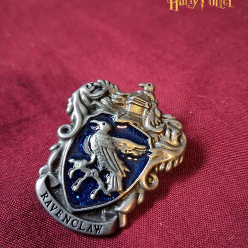 Harry Potter metal pin set new, 5 Hogwarts houses and crest