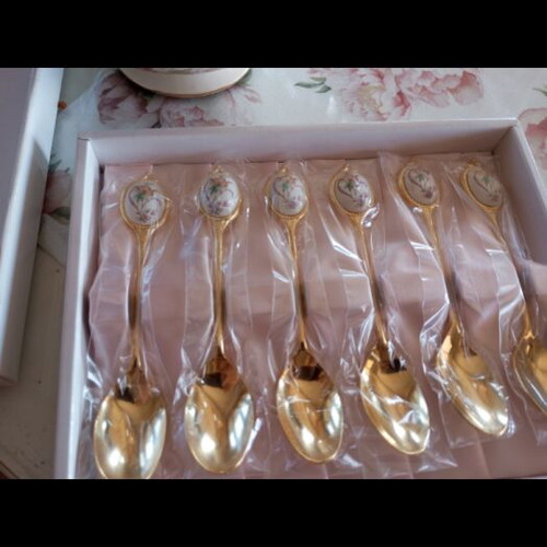 Spoons and bowl like new, set of 6 with handle, minor defect