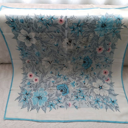 Headscarf like new, size 78x78 cm
