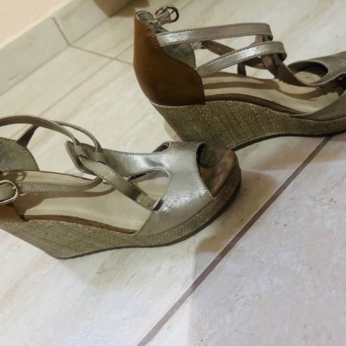 Platform heels beige with ankle strap, metallic finish