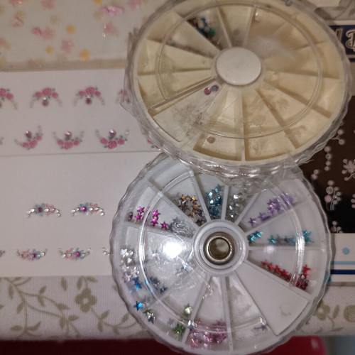 Nail tip set 24 pieces with nail art decorations and rhinestone wheels