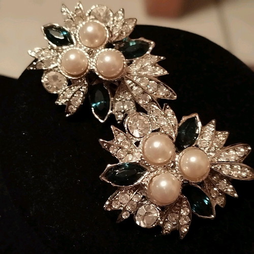 Impressive clip earrings with white pearl and blue rhinestones