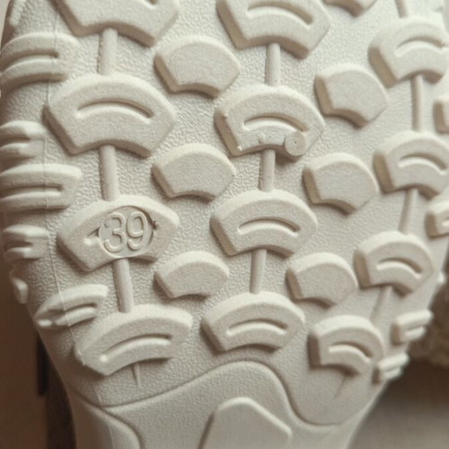 Athletic shoes size 39 new, gray and beige color