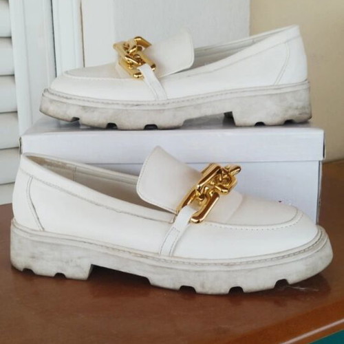 White loafers with gold chain, like new, size 40.5-41