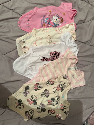 Short-sleeve bodysuits like new