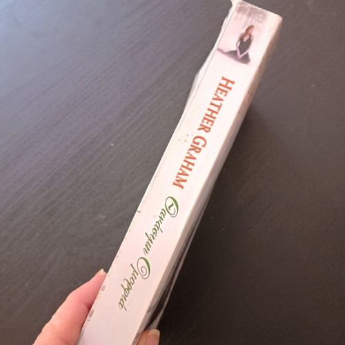 Thanatimi Omorfia by Heather Graham, like new, Greek