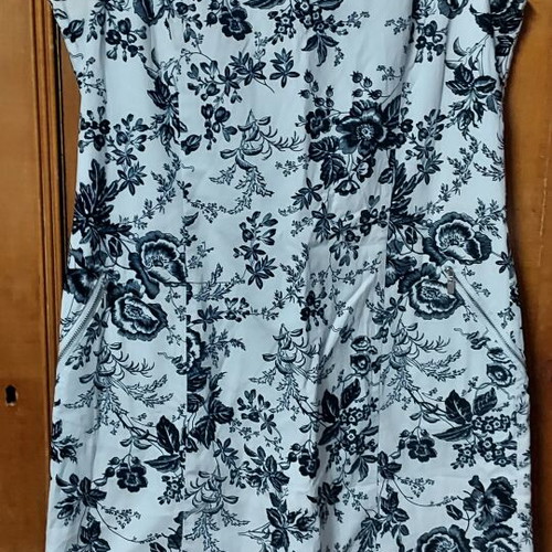 Black and white dress with 2 pockets, elastic fabric, like new, size M