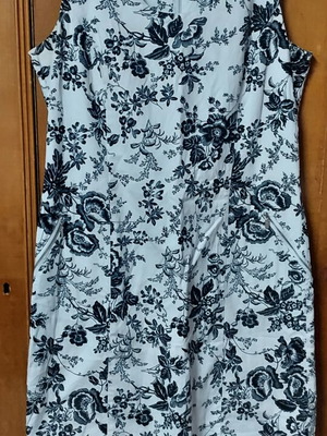 Black and white dress with 2 pockets, elastic fabric, like new, size M