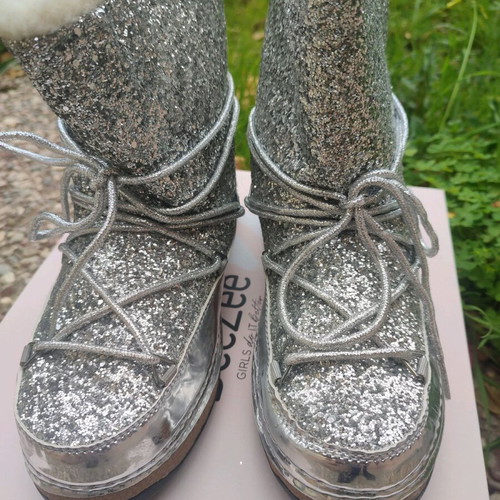 Deezee snow boots silver with glitter and fur like new, size 38