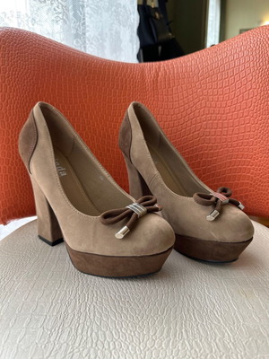 Brown pumps new with bow no38, platform heels