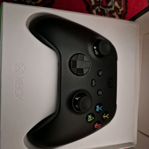 Xbox Series 500Gb like new with 2 controllers white and black