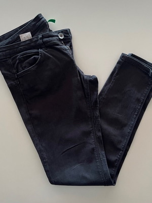 Jean γυναικείο Benetton μαύρο μεταχειρισμένο, μέγεθος 29