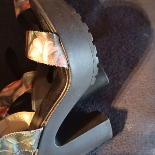 Heeled sandals like new, size 39