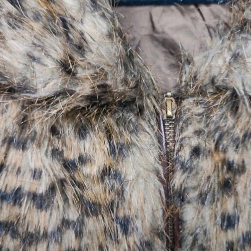Synthetic leopard fur jacket used with zipper, short length