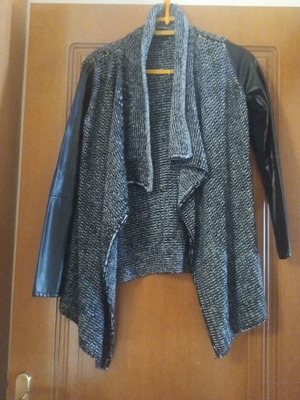 Πλεκτή ζακέτα μεταχειρισμένη με δερμάτινα μανίκια μαύρη