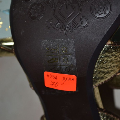 Leather sandals gold like new