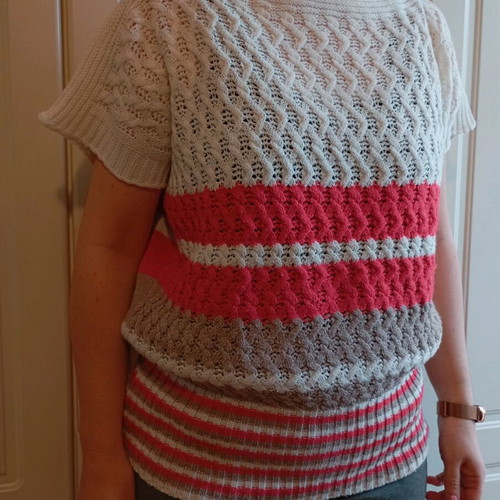 Knitted blouse with stripes like new, size M, beige and red