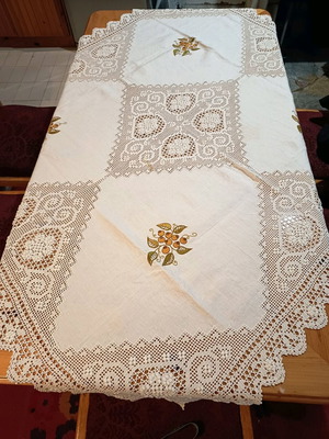 Τραπεζομάντηλο τετράγωνο χειροποίητο καινούργιο, λινό με πλεκτές λεπτομέρειες