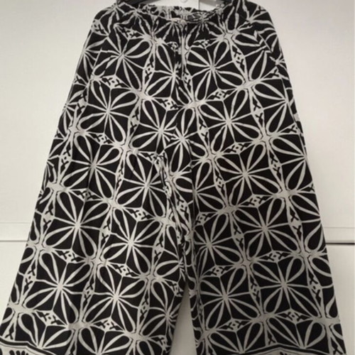 Wide pants one size, like new, black and white poplin