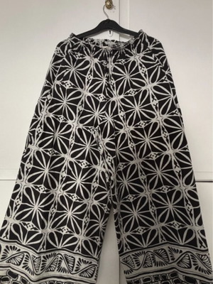 Wide pants one size, like new, black and white poplin