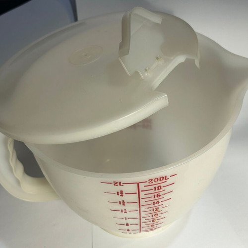 Tupperware large 2L measuring jug with lid like new