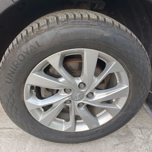 Hyundai Tucson 17-inch rims with all-season tires like new
