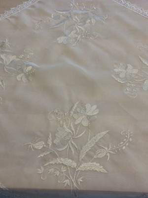 Set of 4 white transparent table linens with machine embroidery and lace new