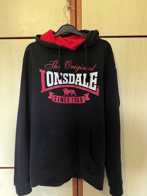 Lonsdale φούτερ μέγεθος S σαν καινούργιο, μαύρο και κόκκινο