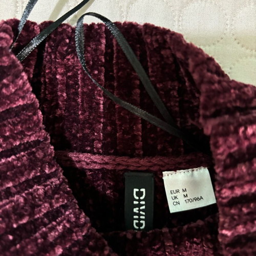 Burgundy H&M pullover with turtleneck cropped like new