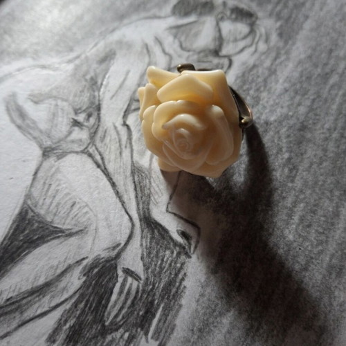 Cream rose ring like new