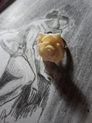 Cream rose ring like new