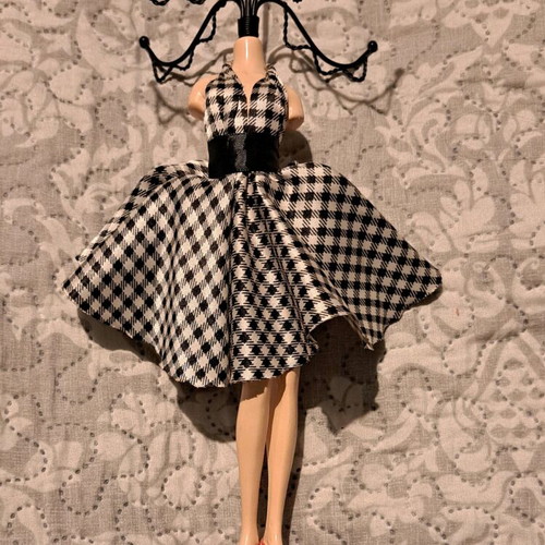 Jewelry holder like new with dress, black