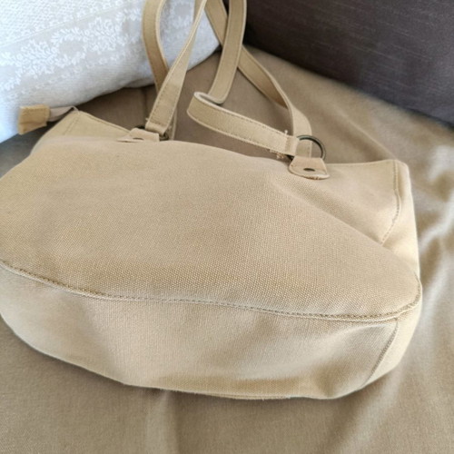 Handbag used in earthy tones with genuine castor leather flower