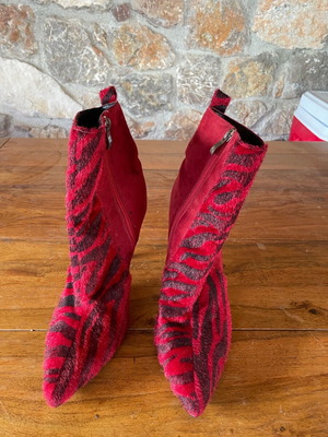 Migato suede ankle boots new, size 41, red