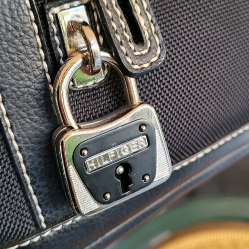 Τσάντα χειρός Tommy Hilfiger μαύρη σαν καινούργια