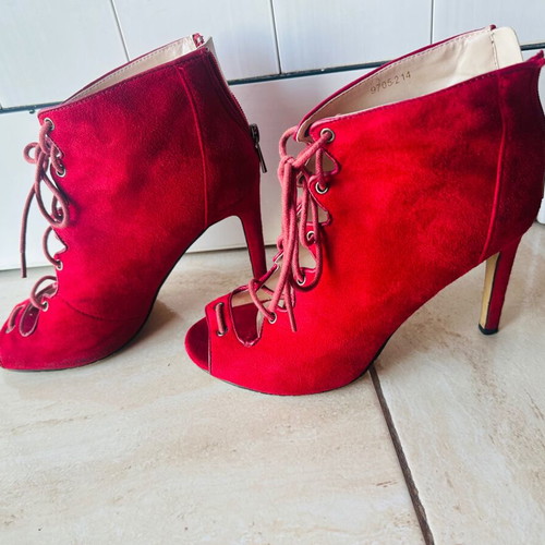 Pink Woman burgundy peep-toe suede ankle boots with laces