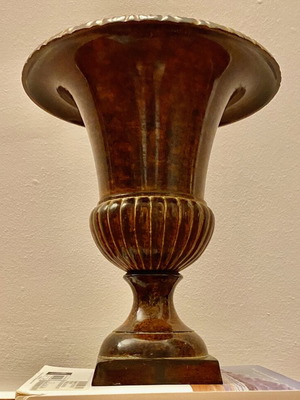 Vintage iron vase set like new, two sizes