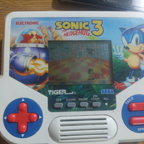 Tiger Electronics Sonic the Hedgehog 3 handheld console used, no battery cover