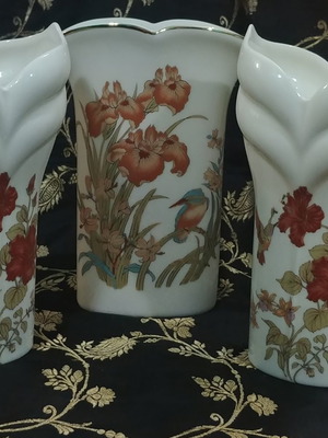 Japan 70' porcelain vase set like new, 3 pieces