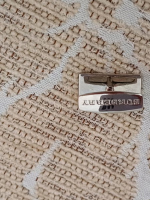 Burberry cufflink authentic like new, single piece