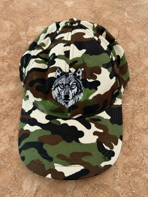 Camouflage baseball cap with embroidered wolf
