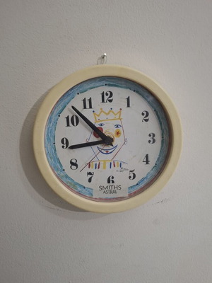 Decorative wall clock with children's design, like new, quartz mechanism