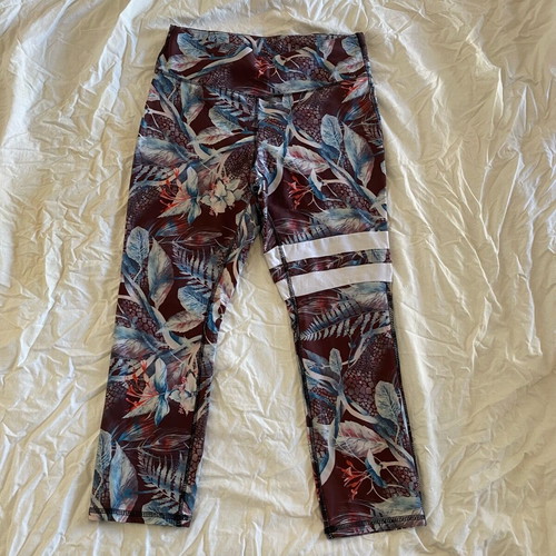 Athletic floral capri workout leggings used with small pocket