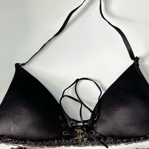 Med triangle bra size 70B black like new with padding
