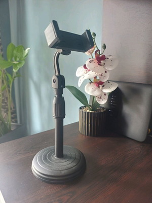 Mobile phone and microphone desk stands like new