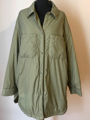 Γυναικείο μπουφάν Zara ελαφρύ, σε άριστη κατάσταση, χρώμα χακί, μέγεθος S